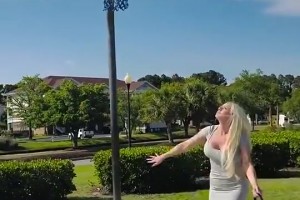 國外美女穿裙子踩高跟秀單手投籃，看這手活有點東西啊！